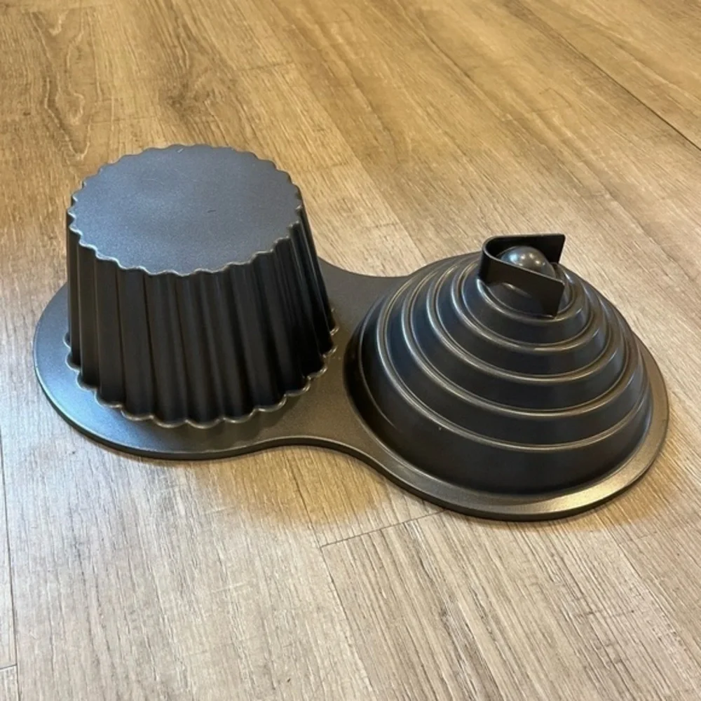Wilton Giant Cupcake Mold Baking Dish Pan NWOT